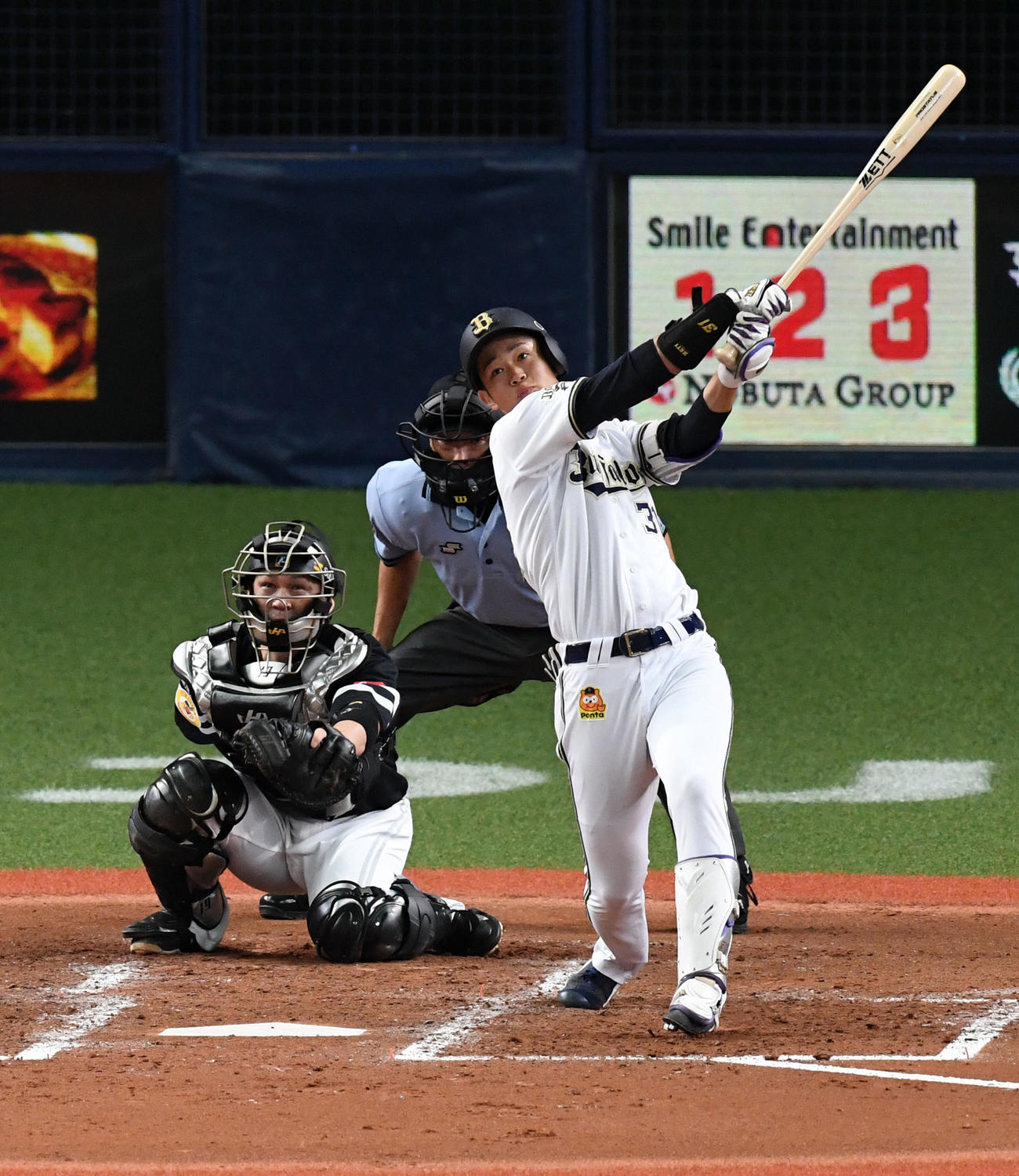 オリックス対ソフトバンク　3回裏オリックス1死、太田はプロ初安打となる中越え本塁打を放つ（撮影・前岡正明）