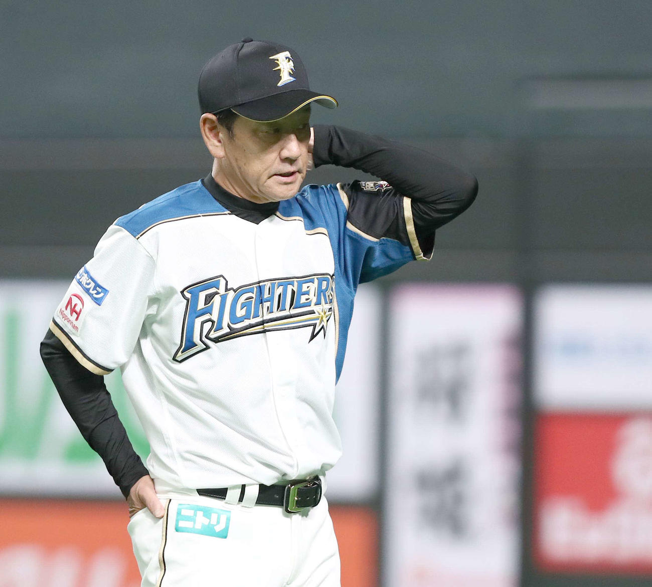 日本ハム対ロッテ　渋い表情で選手交代を告げる栗山監督（撮影・黒川智章）