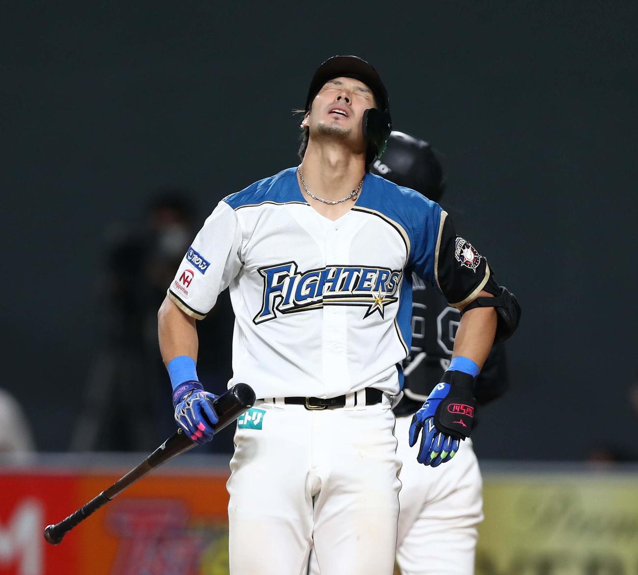 日本ハム対ロッテ　8回裏日本ハム2死二塁、三振に終わる大田（撮影・黒川智章）