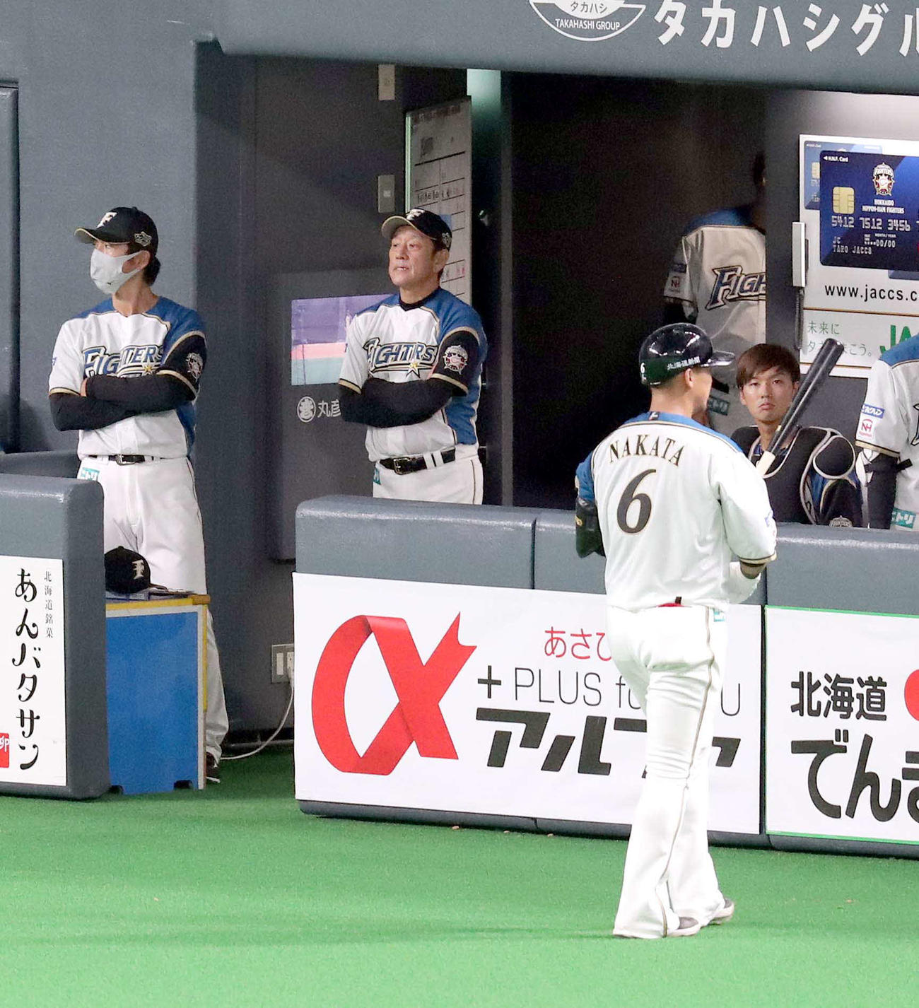 日本ハム対ロッテ　9回裏日本ハム1死、中田が三振に倒れベンチで険しい表情の栗山監督（中央）（撮影・佐藤翔太）