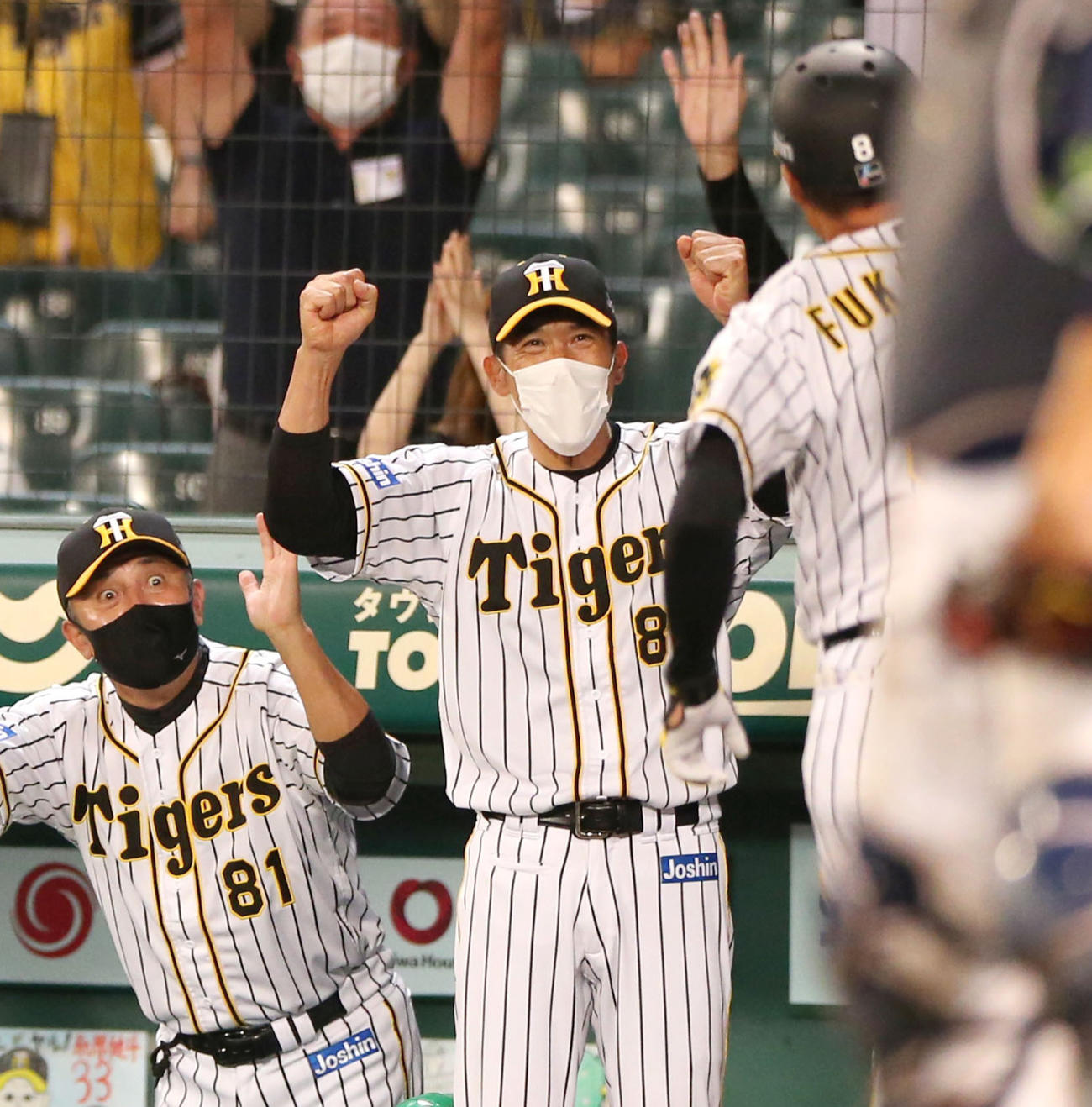 阪神対ヤクルト　8回裏阪神1死一塁、福留の中越え2点本塁打でガッツポーズして喜ぶ矢野監督（中央）（撮影・上山淳一）
