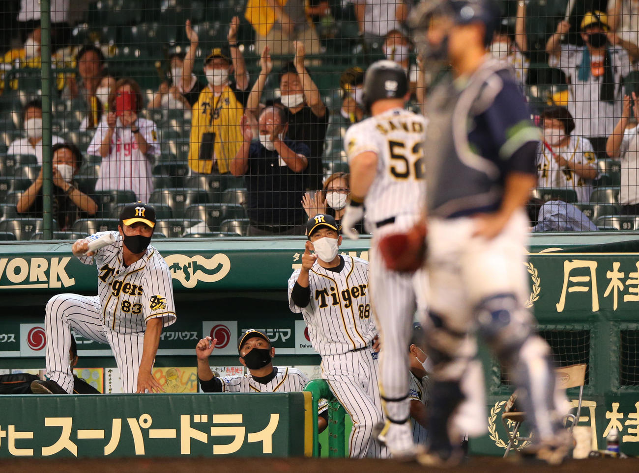 阪神対ヤクルト　8回裏阪神1死、サンズは同点の左越え本塁打を放ち出迎える矢野監督（右）（撮影・上山淳一）