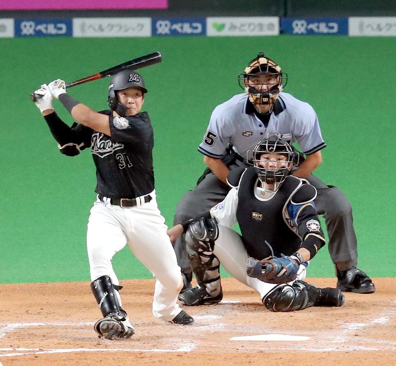 日本ハム対ロッテ　5回表ロッテ2死一、三塁、菅野は勝ち越しとなる左前適時打を放つ（撮影・佐藤翔太）