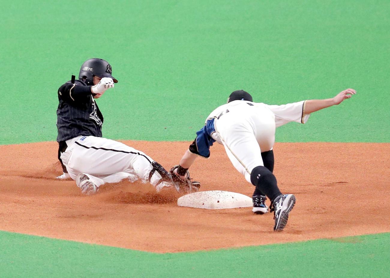 日本ハム対ロッテ　1回表ロッテ2死、菅野は左前打を放つも二塁でタッチアウトになる（撮影・佐藤翔太）