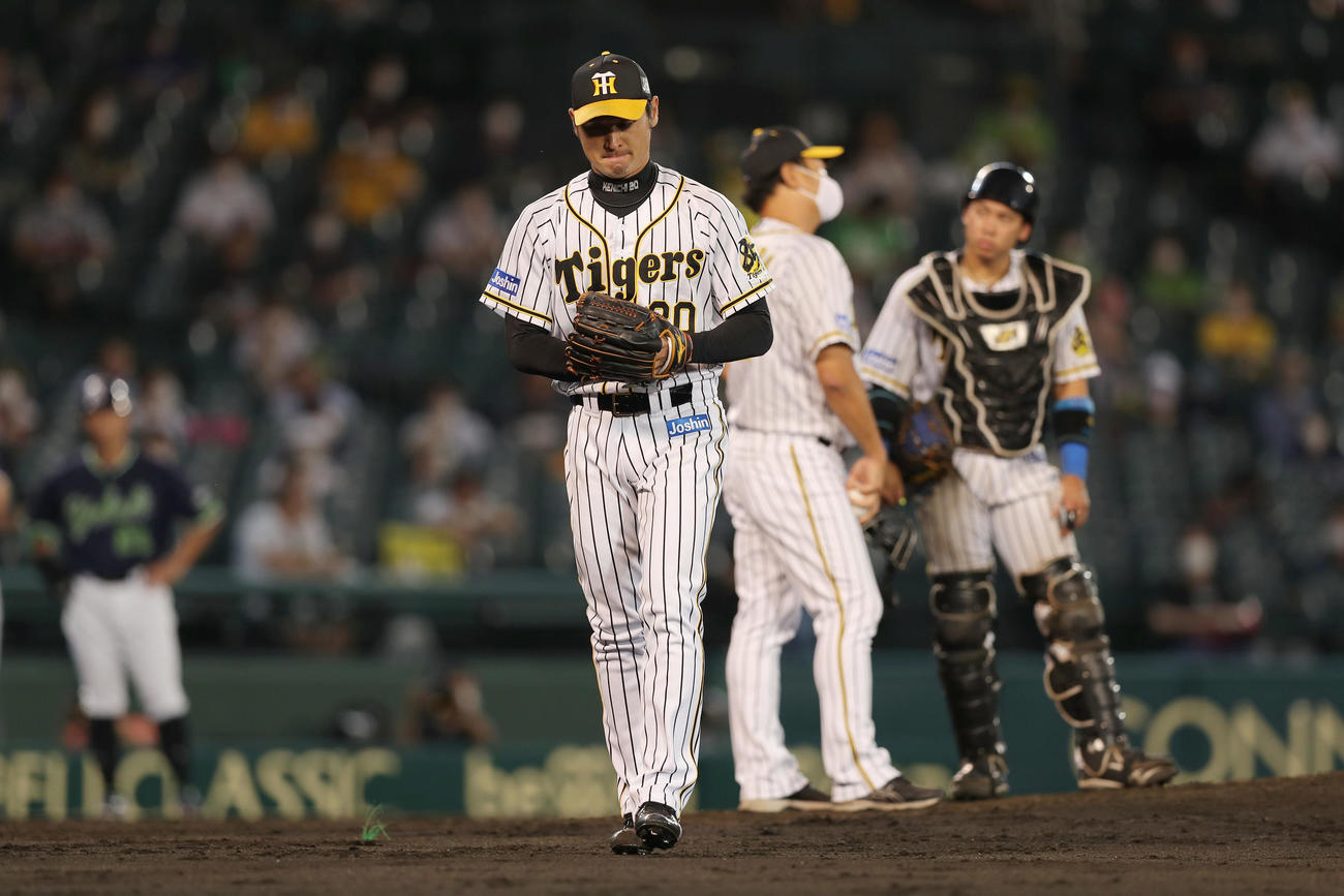 阪神対ヤクルト　5回表ヤクルト1死一、三塁、雄平を空振り三振に仕留めたところで降板となる中田（撮影・前田充）