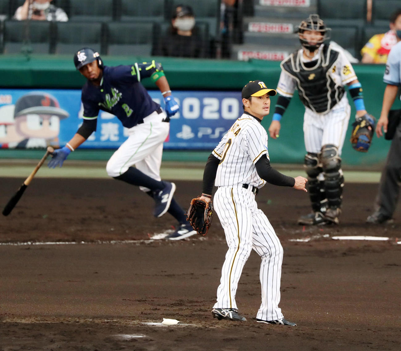 阪神対ヤクルト　2回表ヤクルト1死一、二塁、中田はエスコバーに左前適時打を浴びる（撮影・加藤哉）