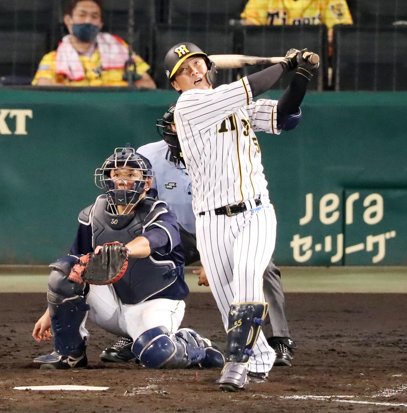 阪神対ヤクルト　5回裏阪神1死、代打陽川は右飛を放つ（撮影・加藤哉）