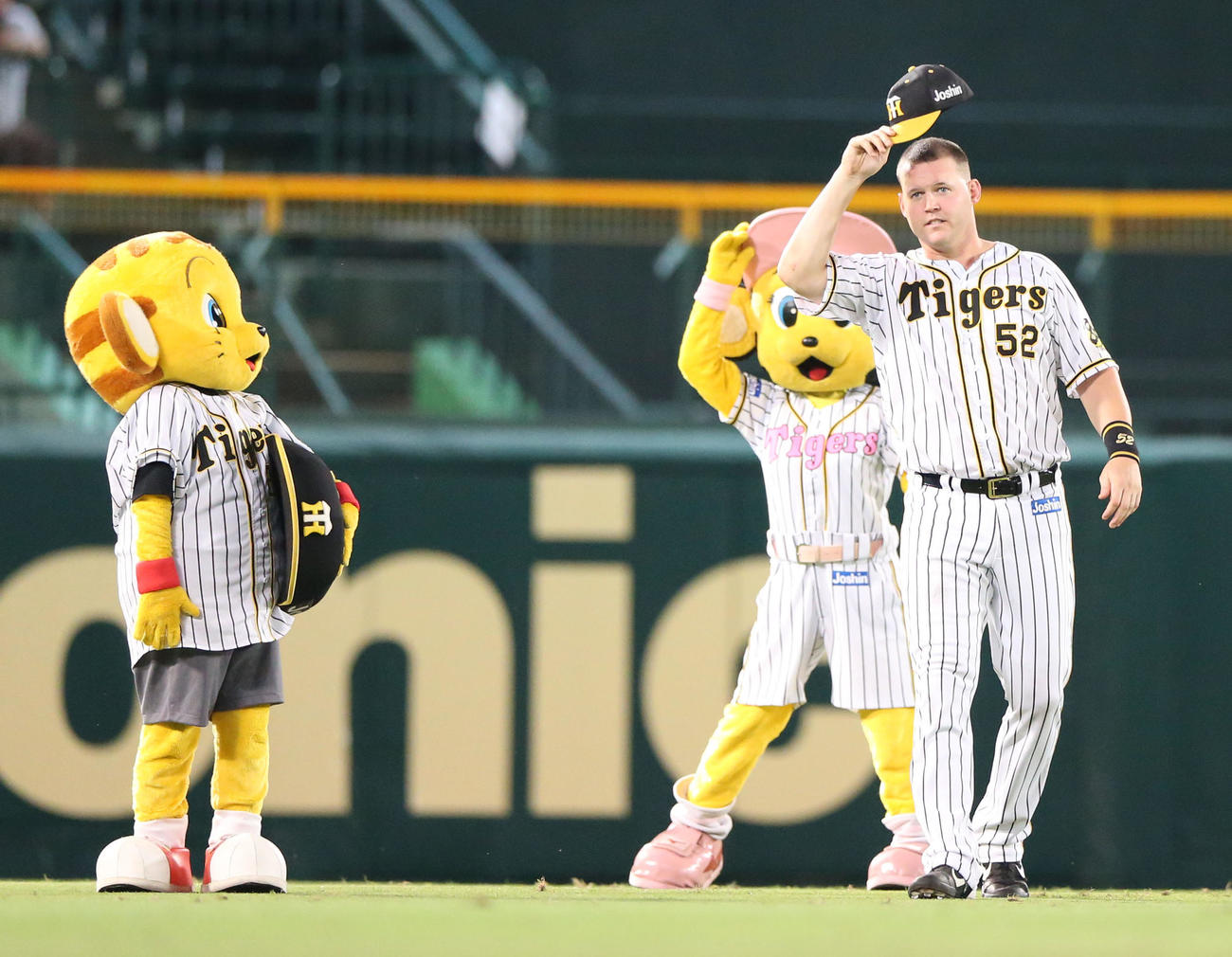 阪神対ヤクルト　ヒーローの阪神サンズは帽子を取ってファンにあいさつする（撮影・上山淳一）