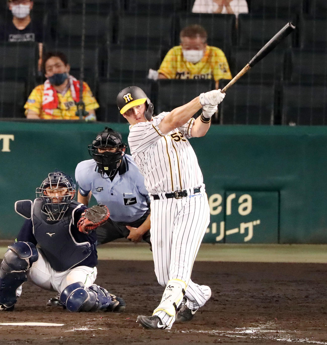 阪神対ヤクルト　8回裏阪神1死、サンズは左越え同点本塁打を放つ（撮影・加藤哉）