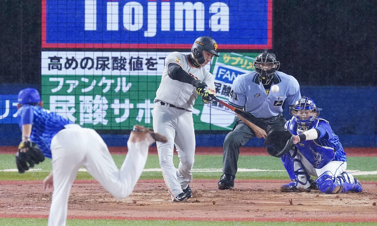 DeNA対巨人　3回表巨人2死、左越えソロ本塁打を放つ丸。投手井納（撮影・江口和貴）