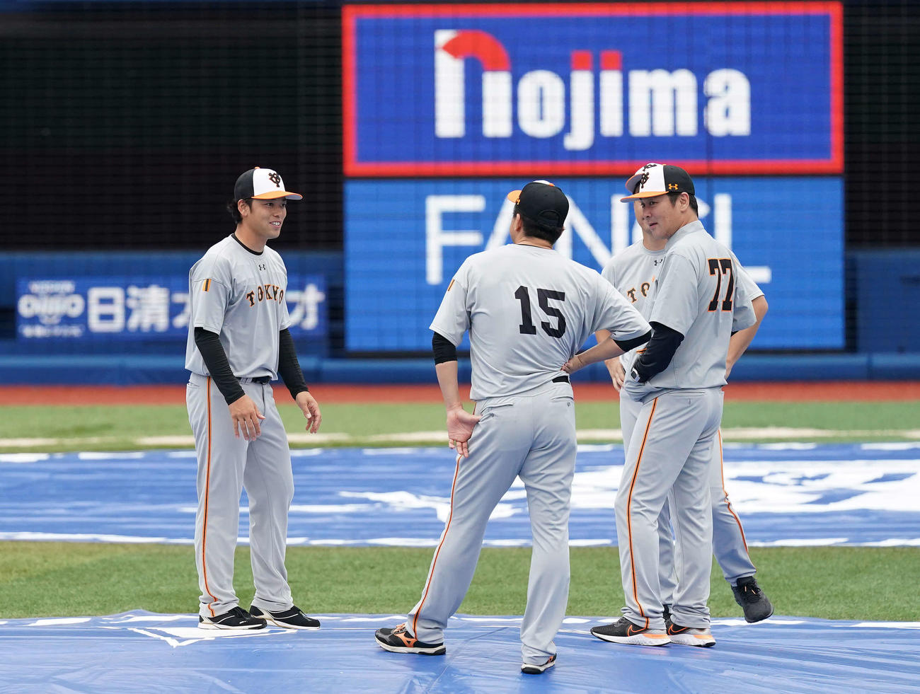 DeNA対巨人　1軍の練習に参加した巨人高梨（左）（撮影・江口和貴）