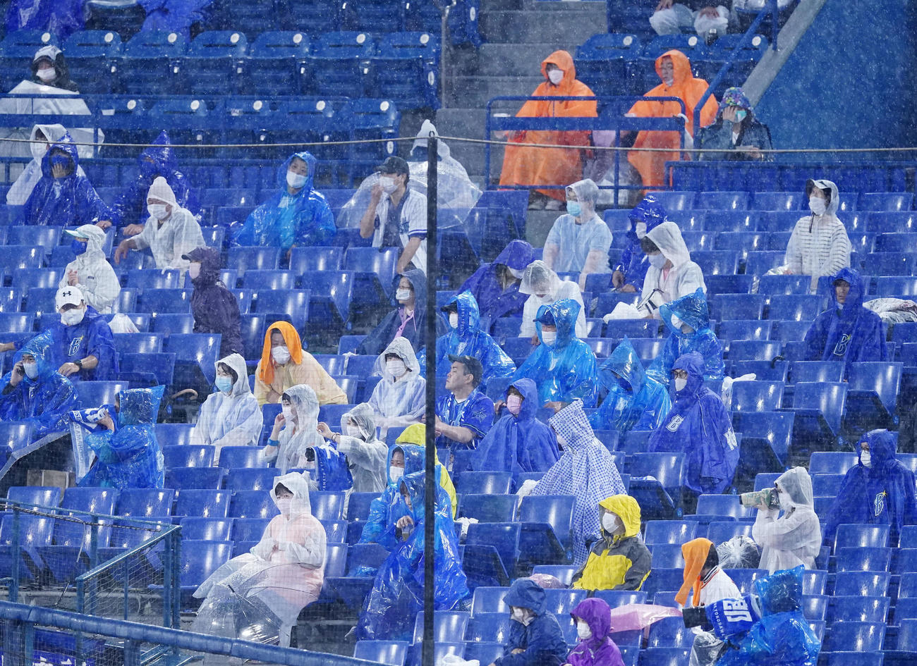 DeNA対巨人　2回裏、雨の中、観戦するファン（撮影・江口和貴）