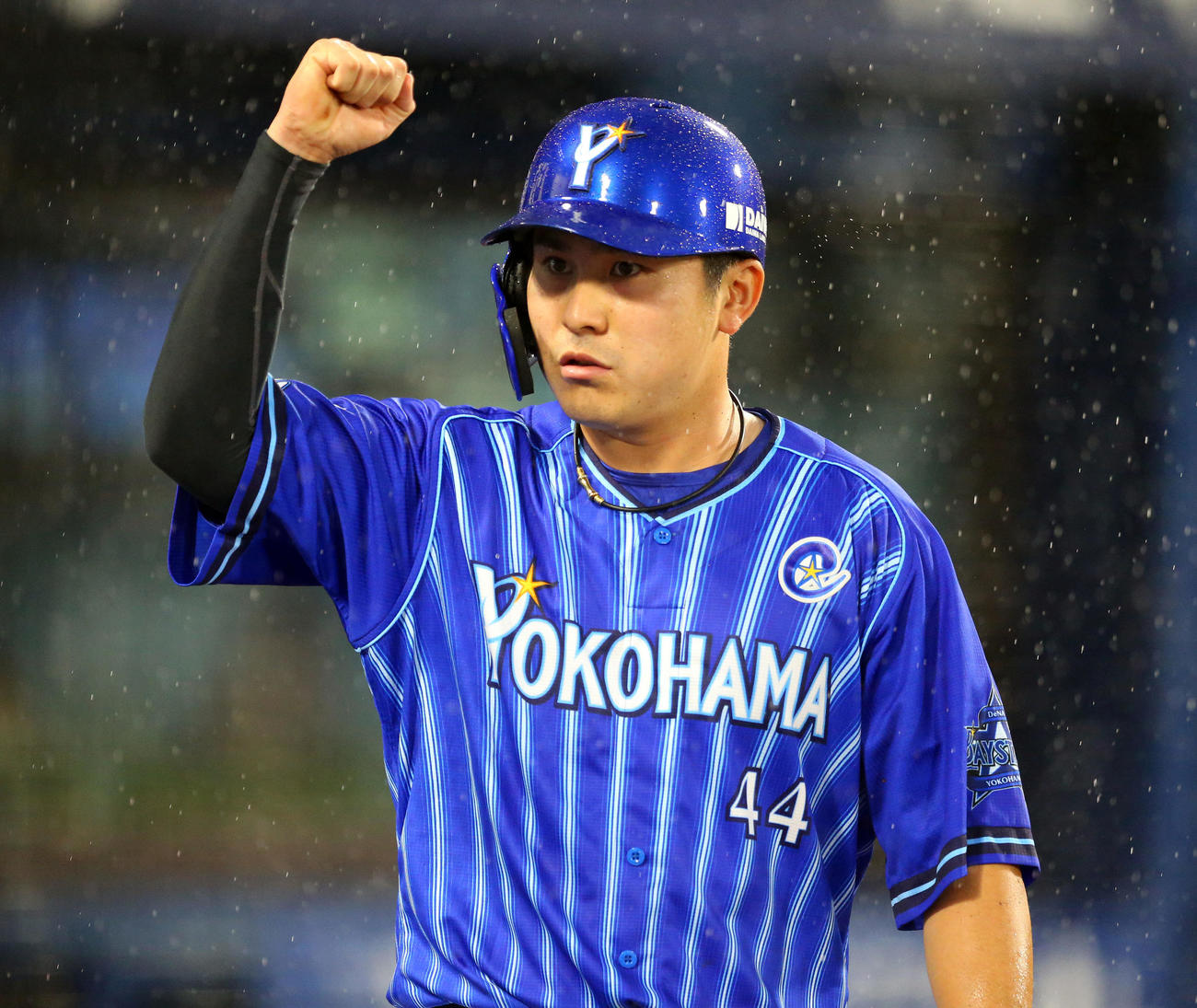 DeNA対巨人　2回裏DeNA無死一、三塁、柴田の二ゴロの間に生還し、ガッツポーズする佐野（撮影・大野祥一）