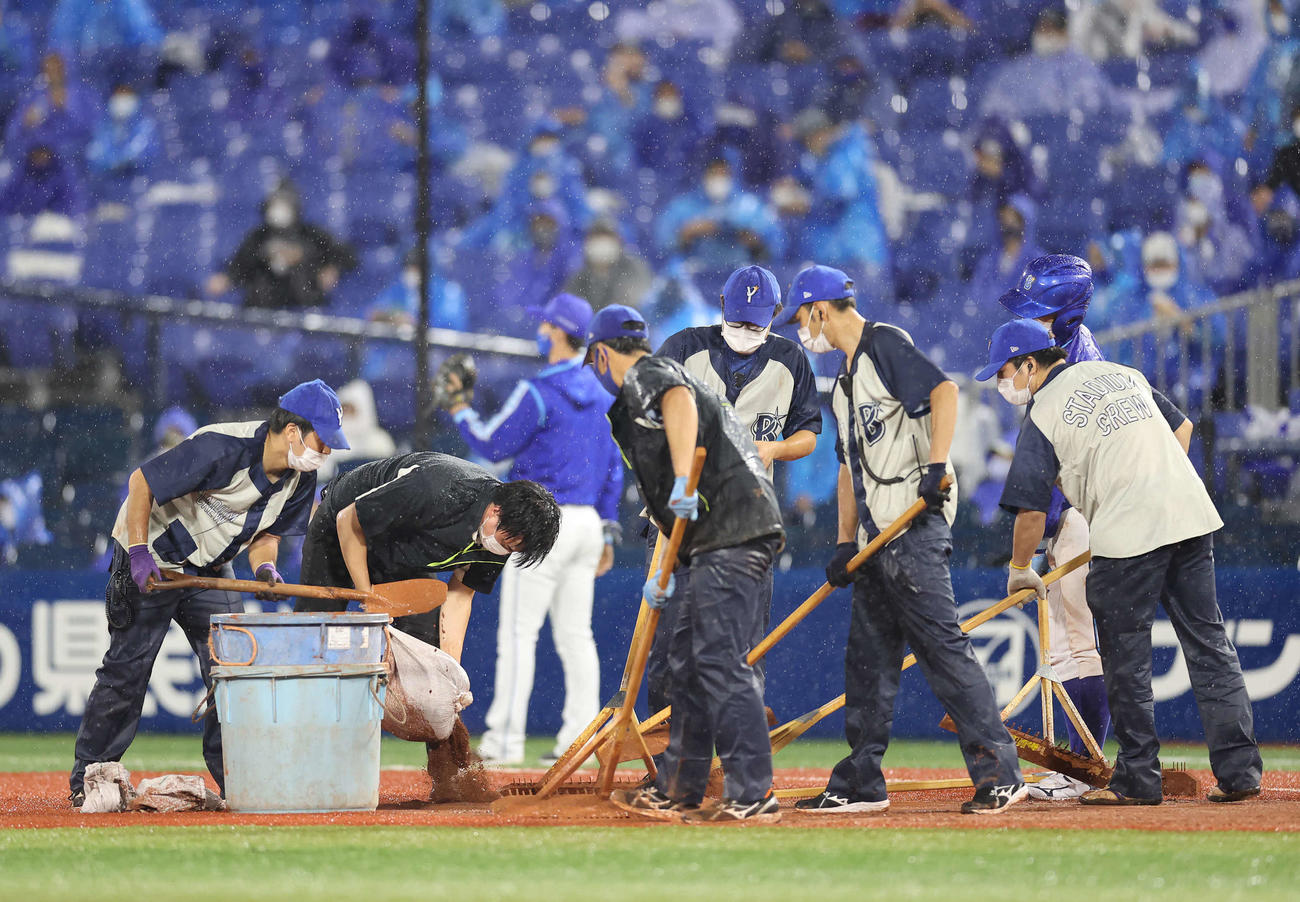 DeNA対巨人　5回裏を終え、懸命なグラウンド整備作業が行われた（撮影・河野匠）