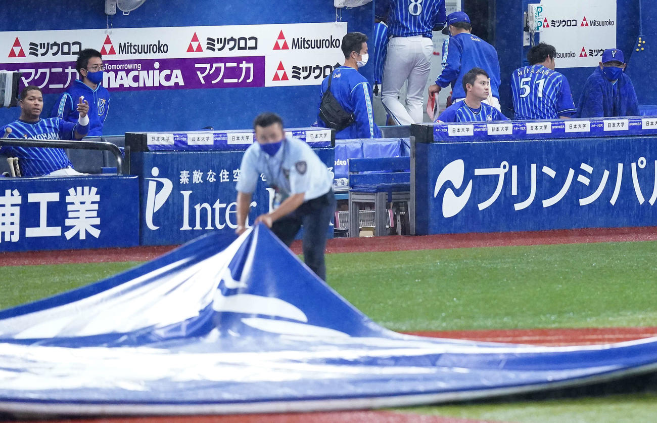 DeNA対巨人　7回表開始前に降雨で中断となりベンチに座るDeNAナイン（撮影・江口和貴）