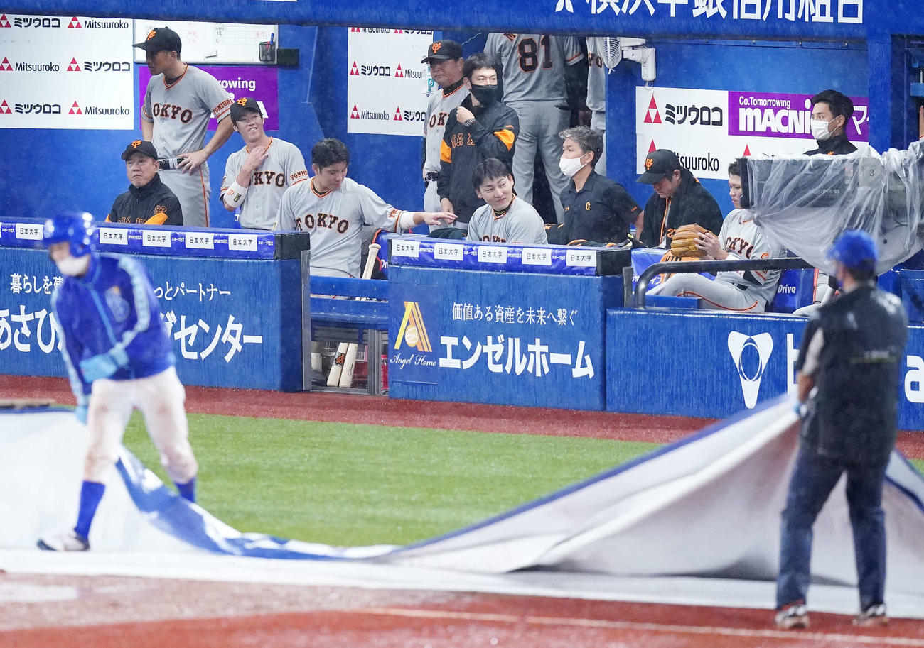 DeNA対巨人　7回表開始前に降雨で中断となりベンチに座る巨人原監督（左端）ら（撮影・江口和貴）