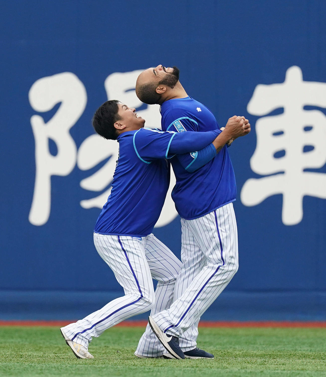 DeNA対巨人　試合前練習中、DeNAエスコバー（右）にいたずらする山崎（撮影・江口和貴）