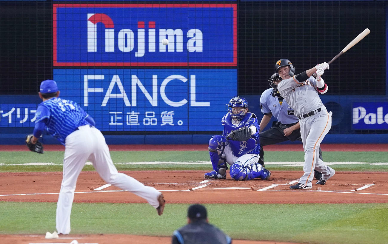 DeNA対巨人　1回表巨人無死一塁、中前打を放つ坂本。投手井納（撮影・江口和貴）