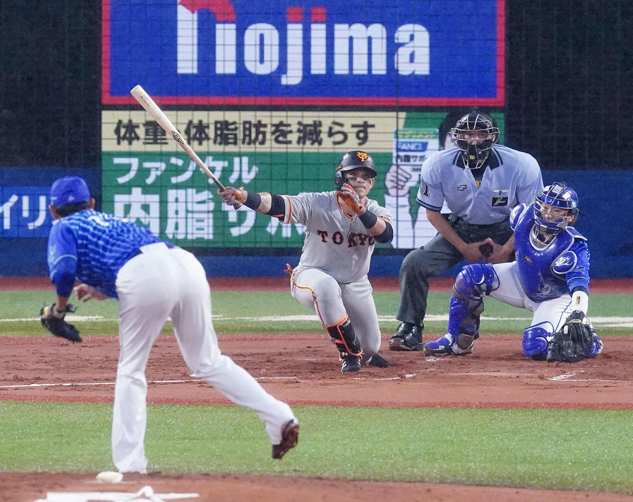 DeNA対巨人　2回表巨人無死一塁、左前打を放つパーラ。投手井納（撮影・江口和貴）
