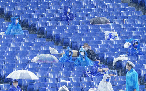 DeNA対巨人　7回表開始前に降雨で中断となり席で待つファン（撮影・江口和貴）