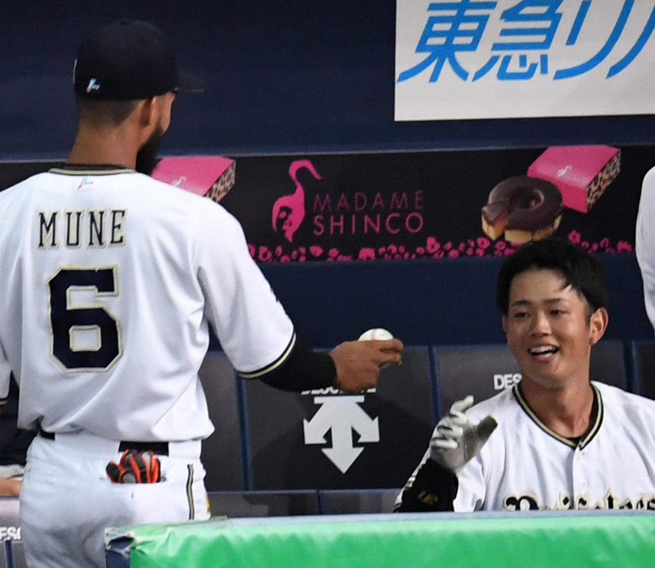 オリックス対ソフトバンク　3回裏オリックス1死、プロ初安打となる中越え本塁打を放った太田（右）は宗から記念球を受け取る（撮影・前岡正明）