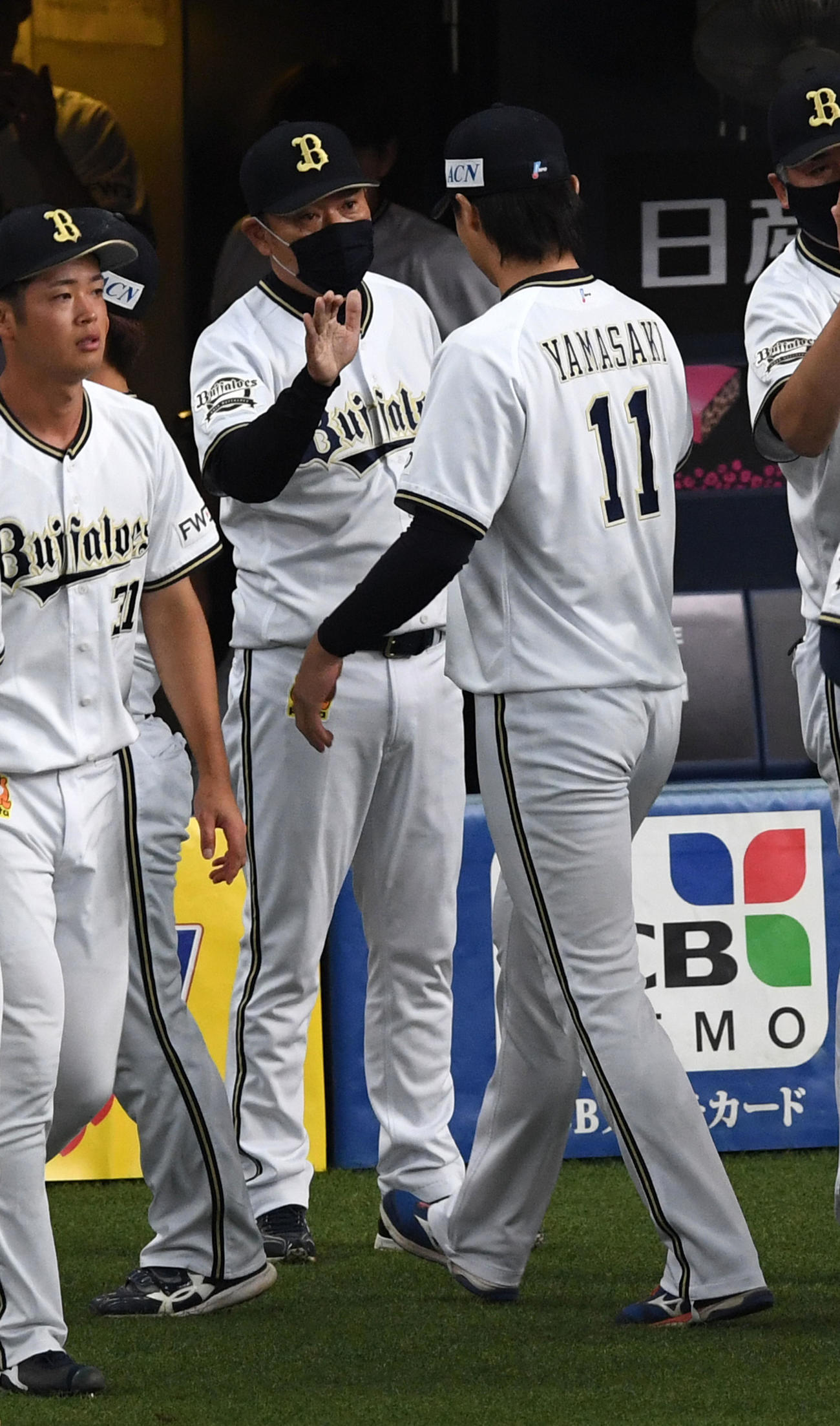 オリックス対ソフトバンク　オリックス山崎福（右）を迎える西村監督（撮影・前岡正明）