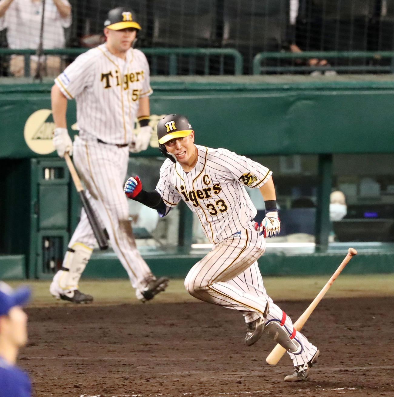 阪神対中日　7回裏阪神2死一、三塁、糸原は左前適時打を放ちガッツポーズ（撮影・加藤哉）