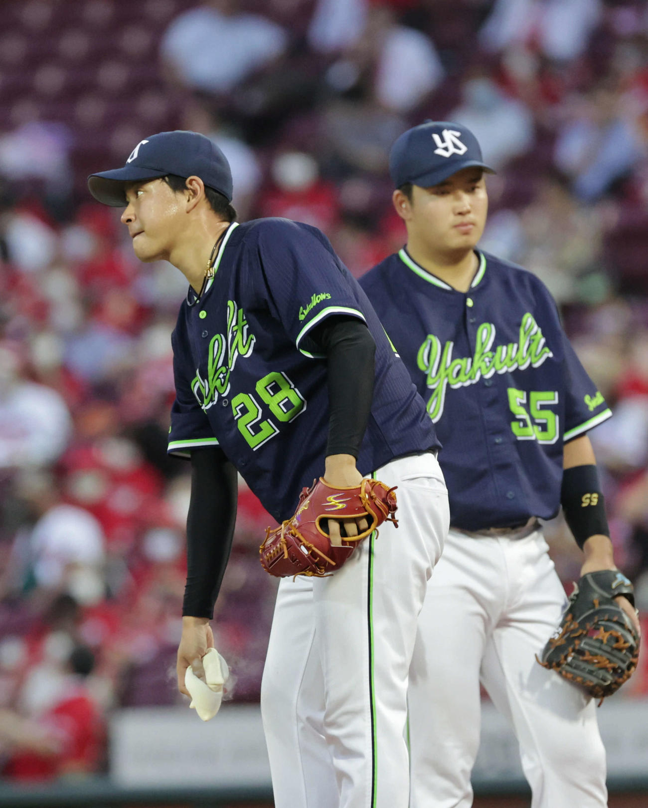 広島対ヤクルト3回戦　3回裏広島、広島打線に捕まったヤクルト先発の吉田大喜（左）（撮影・加藤孝規）