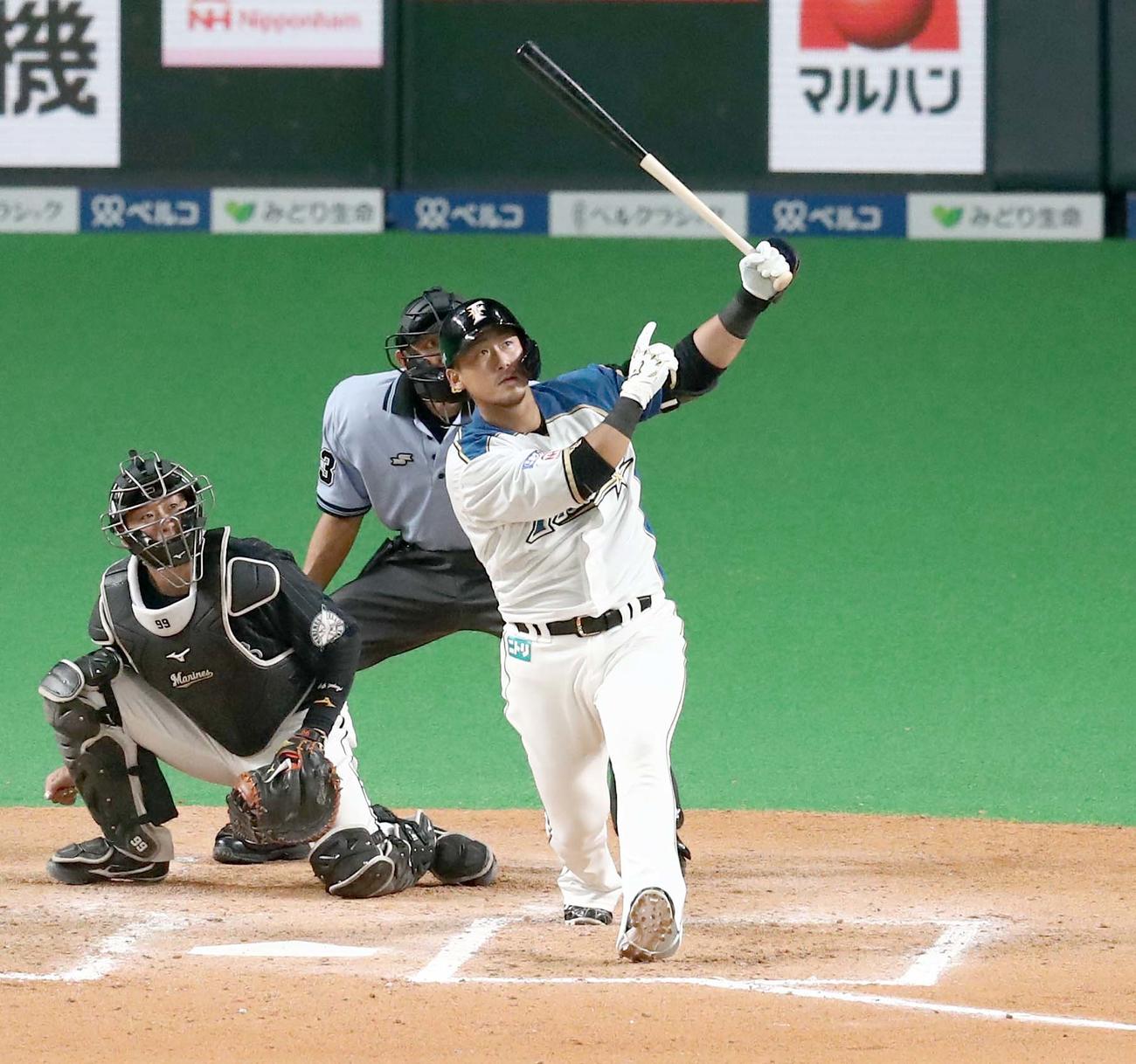 日本ハム対ロッテ　7回裏日本ハム2死一、二塁、左越え3点本塁打を放つ中田（撮影・黒川智章）