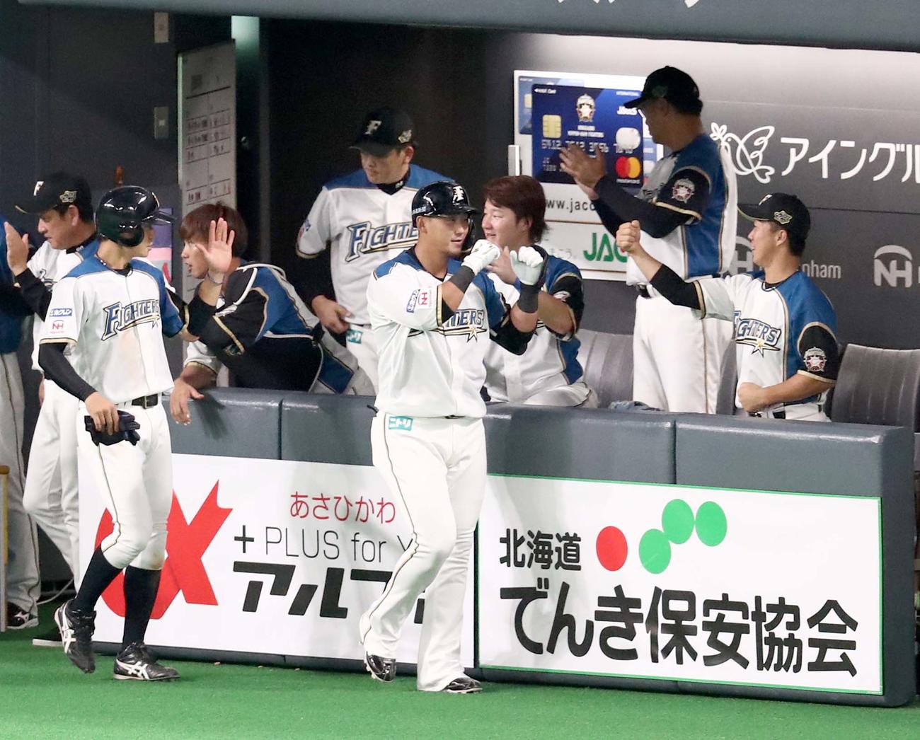 日本ハム対ロッテ　7回裏、3点本塁打を放った中田を出迎えるナイン（撮影・黒川智章）