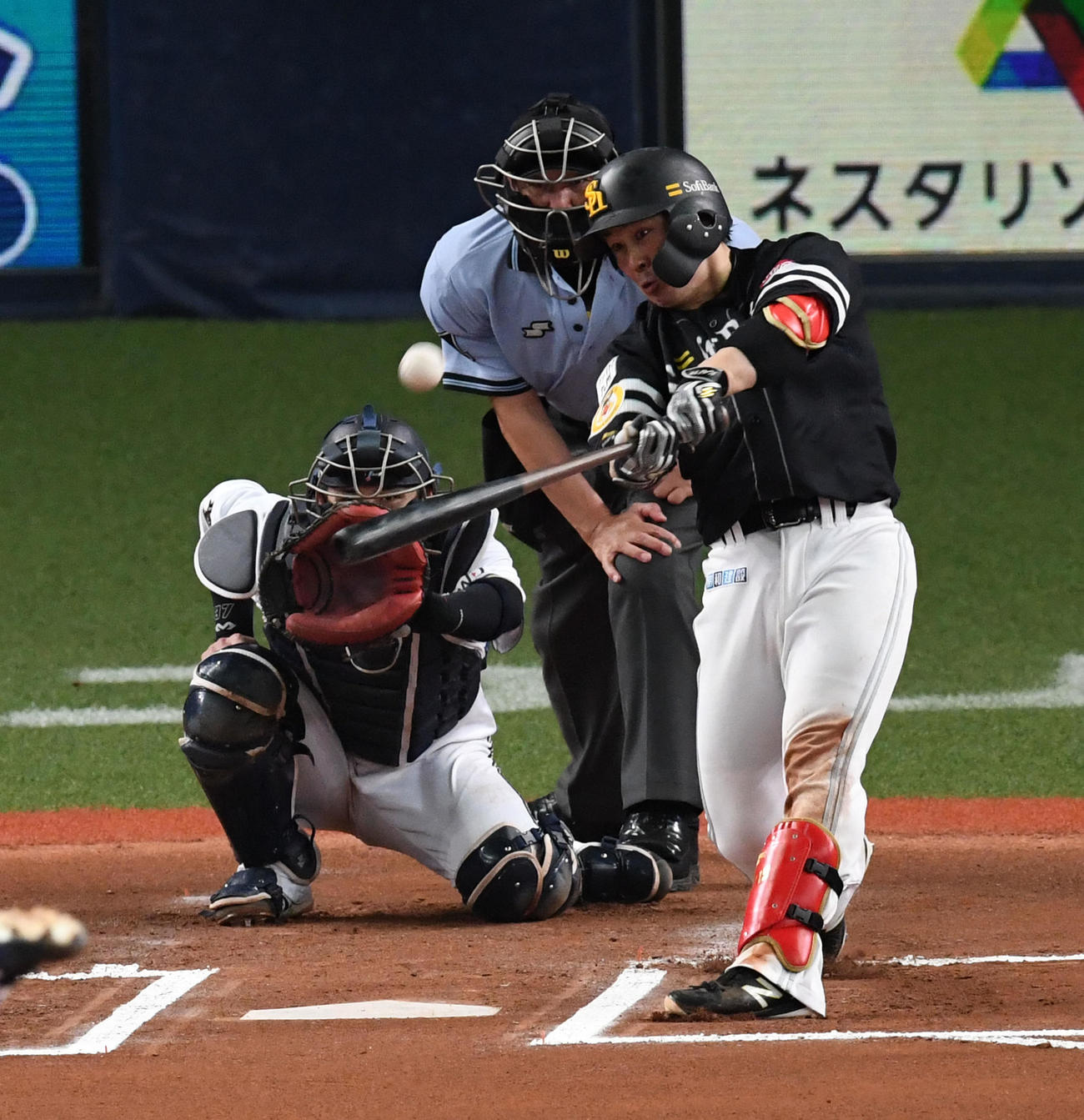 オリックス対ソフトバンク　6回表ソフトバンク無死、甲斐は左越え本塁打を放つ（撮影・前岡正明）