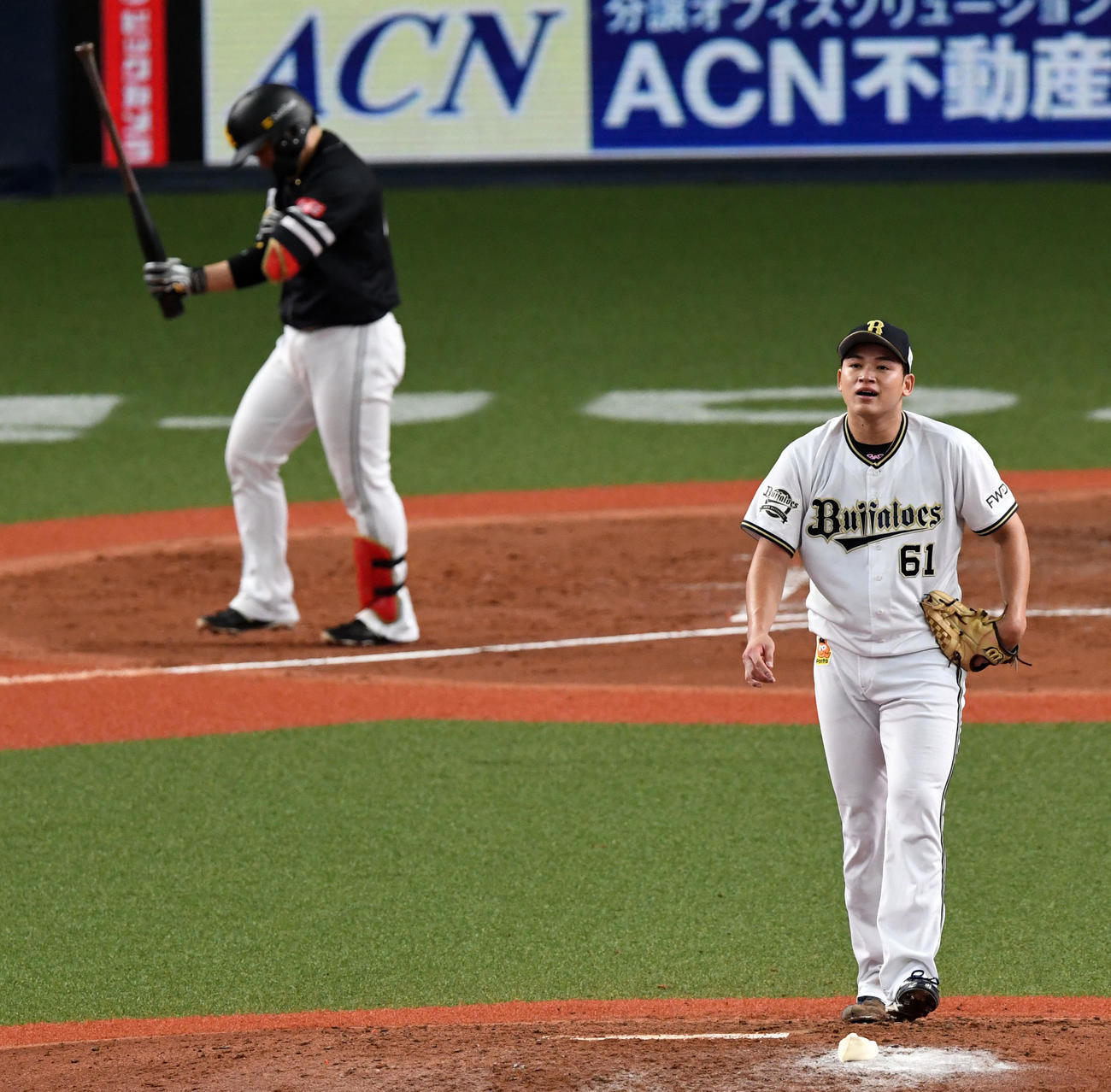 オリックス対ソフトバンク　4回表ソフトバンク2死満塁、甲斐に押し出しの四球を与えがっくりする榊原（撮影・前岡正明）