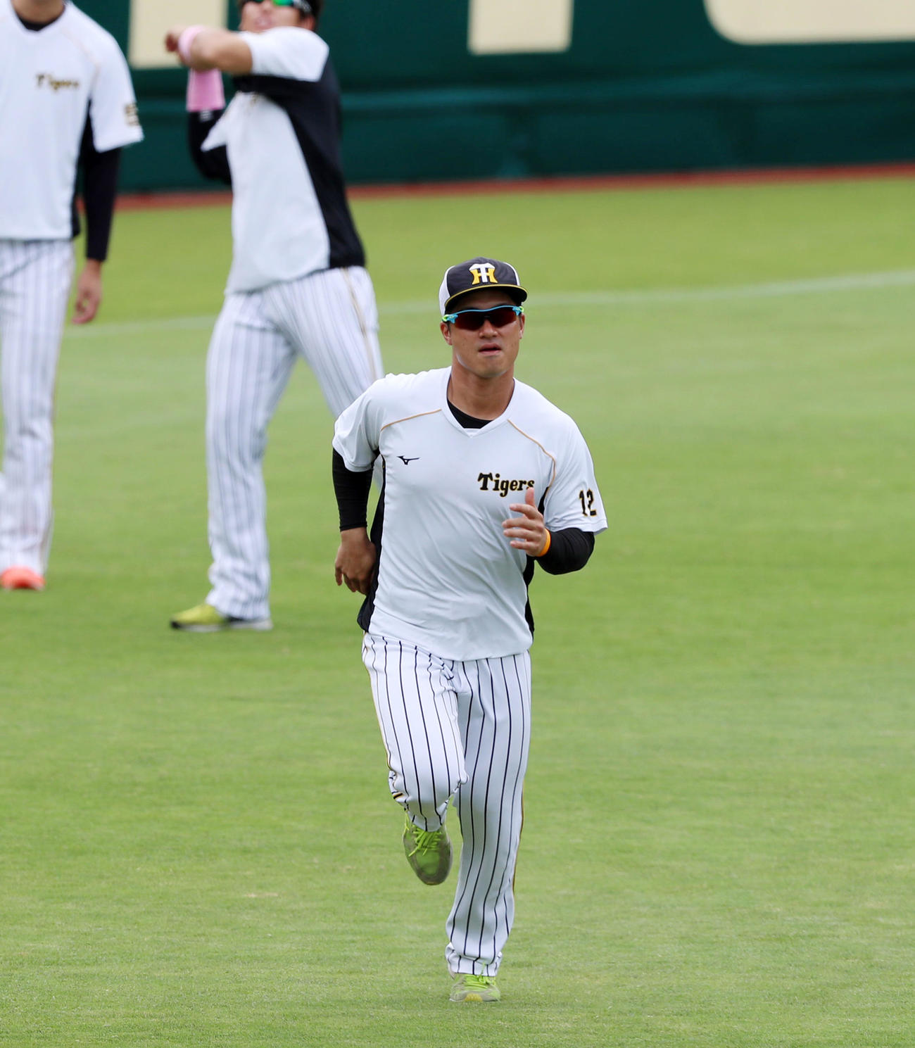 阪神対中日　外野でダッシュする阪神坂本（撮影・加藤哉）