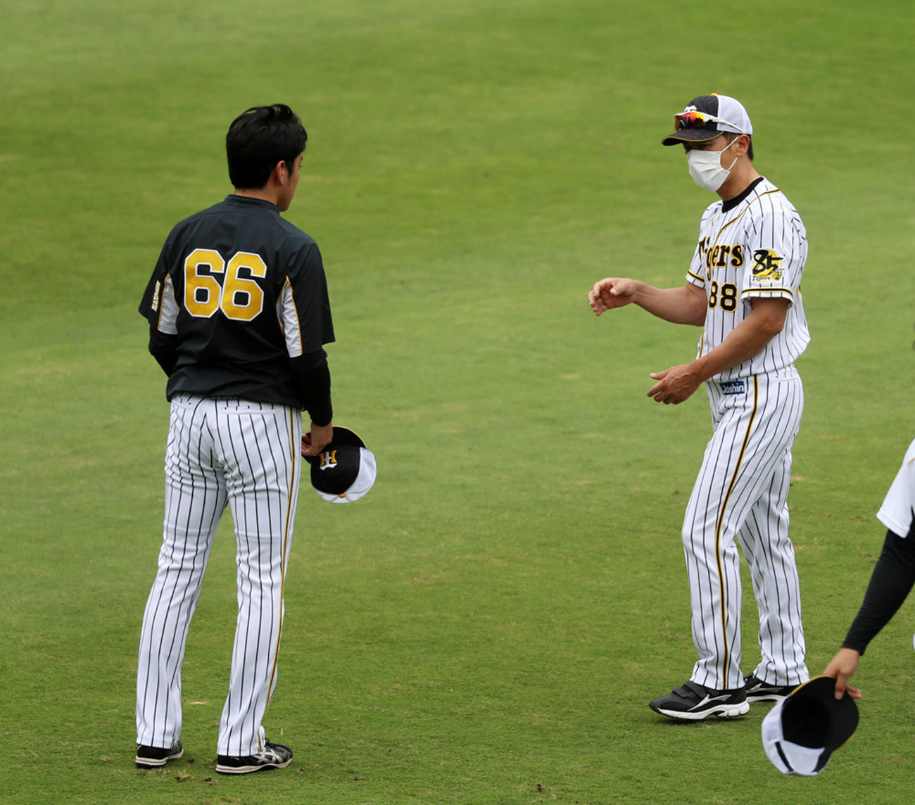 阪神対中日　小川と話し込む矢野監督（撮影・加藤哉）