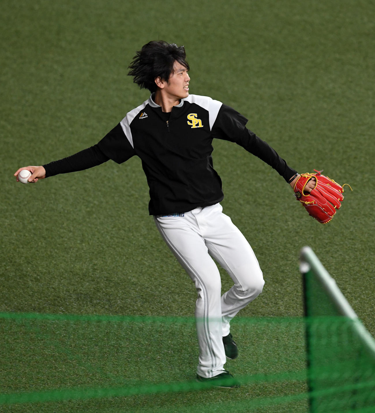 オリックス対ソフトバンク　練習で軽快な動きを見せる石川（撮影・前岡正明）