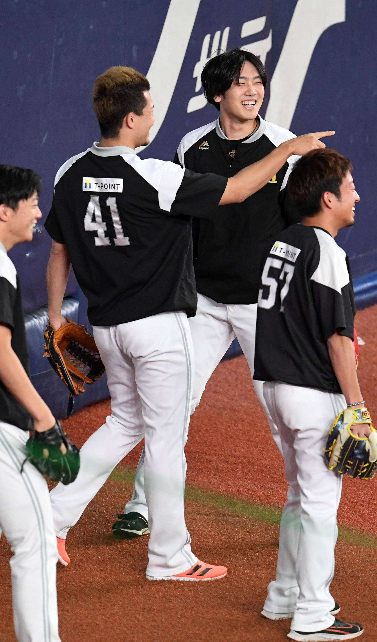 オリックス対ソフトバンク　千賀（左）と笑顔で話す石川（撮影・前岡正明）