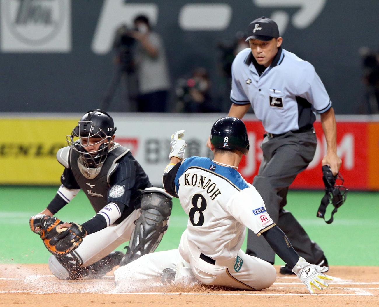 日本ハム対ロッテ　1回裏日本ハム1死一塁、中田の適時二塁打で生還する一塁走者の近藤（撮影・佐藤翔太）