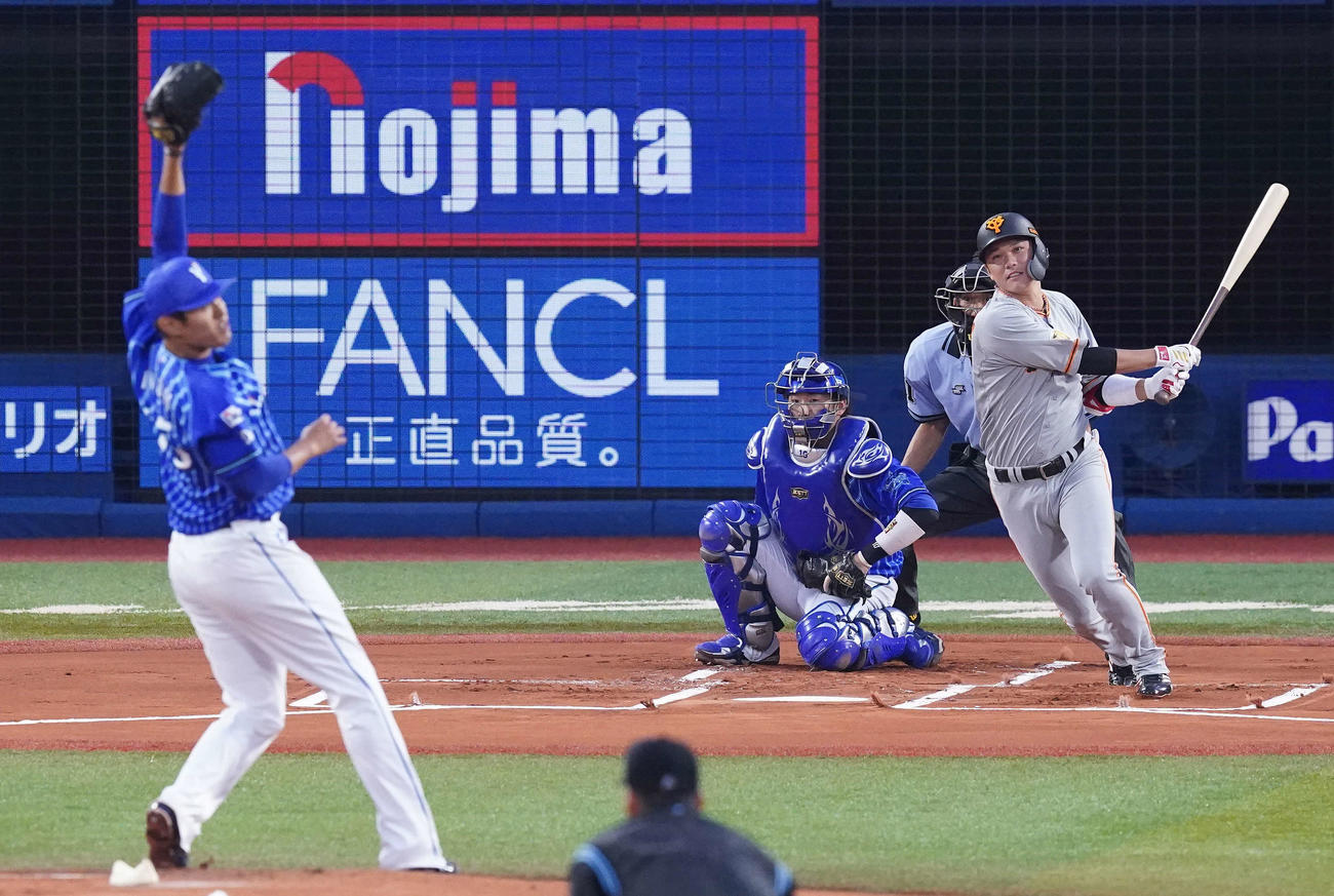 DeNA対巨人　1回表巨人無死一塁、中前打を放つ坂本。投手井納（撮影・江口和貴）