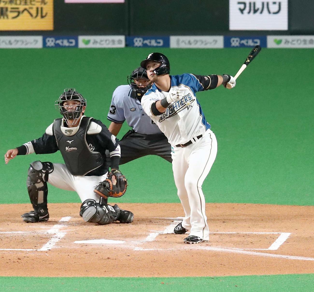 日本ハム対ロッテ　1回裏日本ハム1死一塁、右越え適時二塁打を放つ中田（撮影・黒川智章）