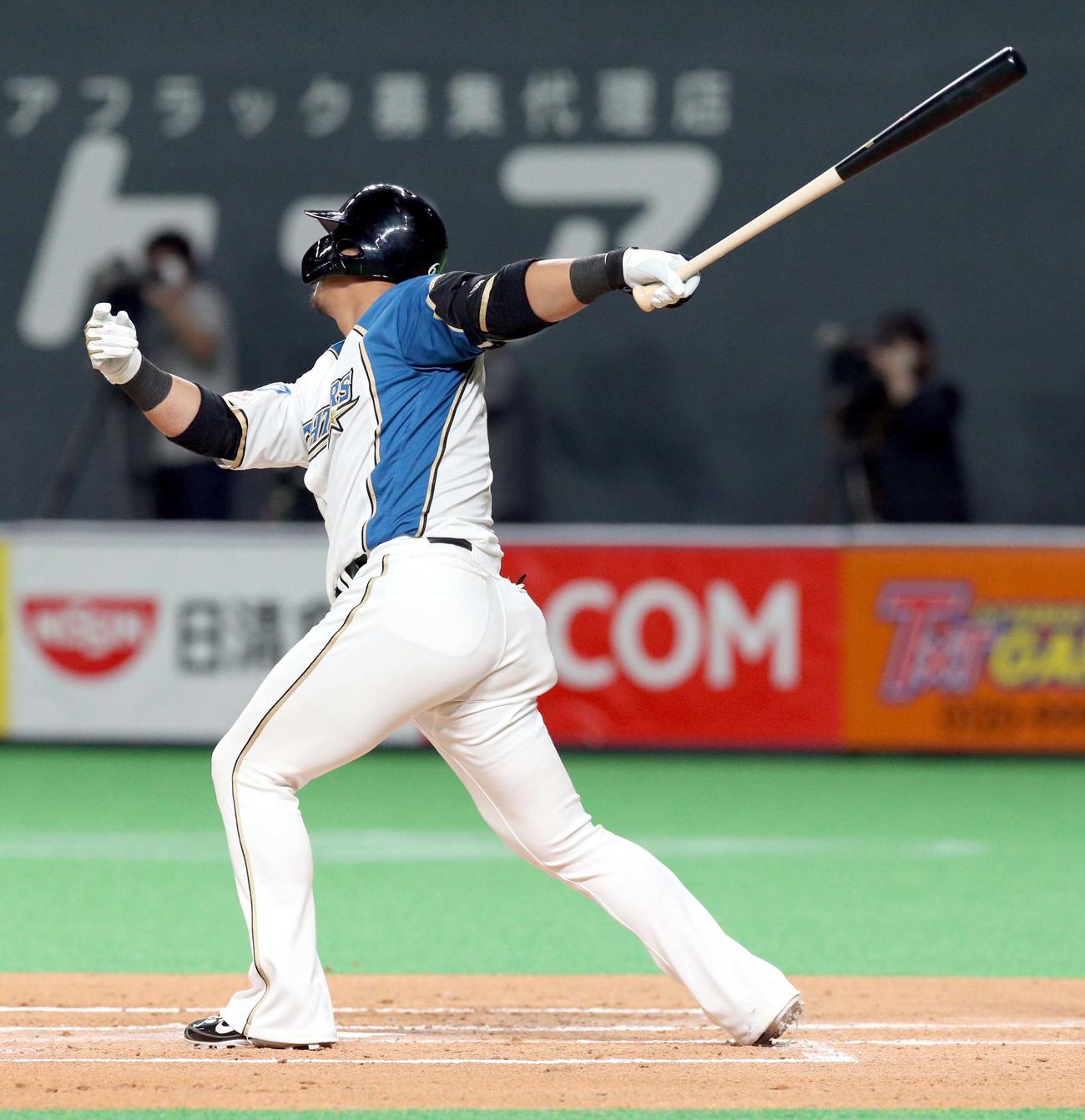 日本ハム対ロッテ　1回裏日本ハム1死一塁、中田は勝ち越しとなる適時二塁打を放つ（撮影・佐藤翔太）