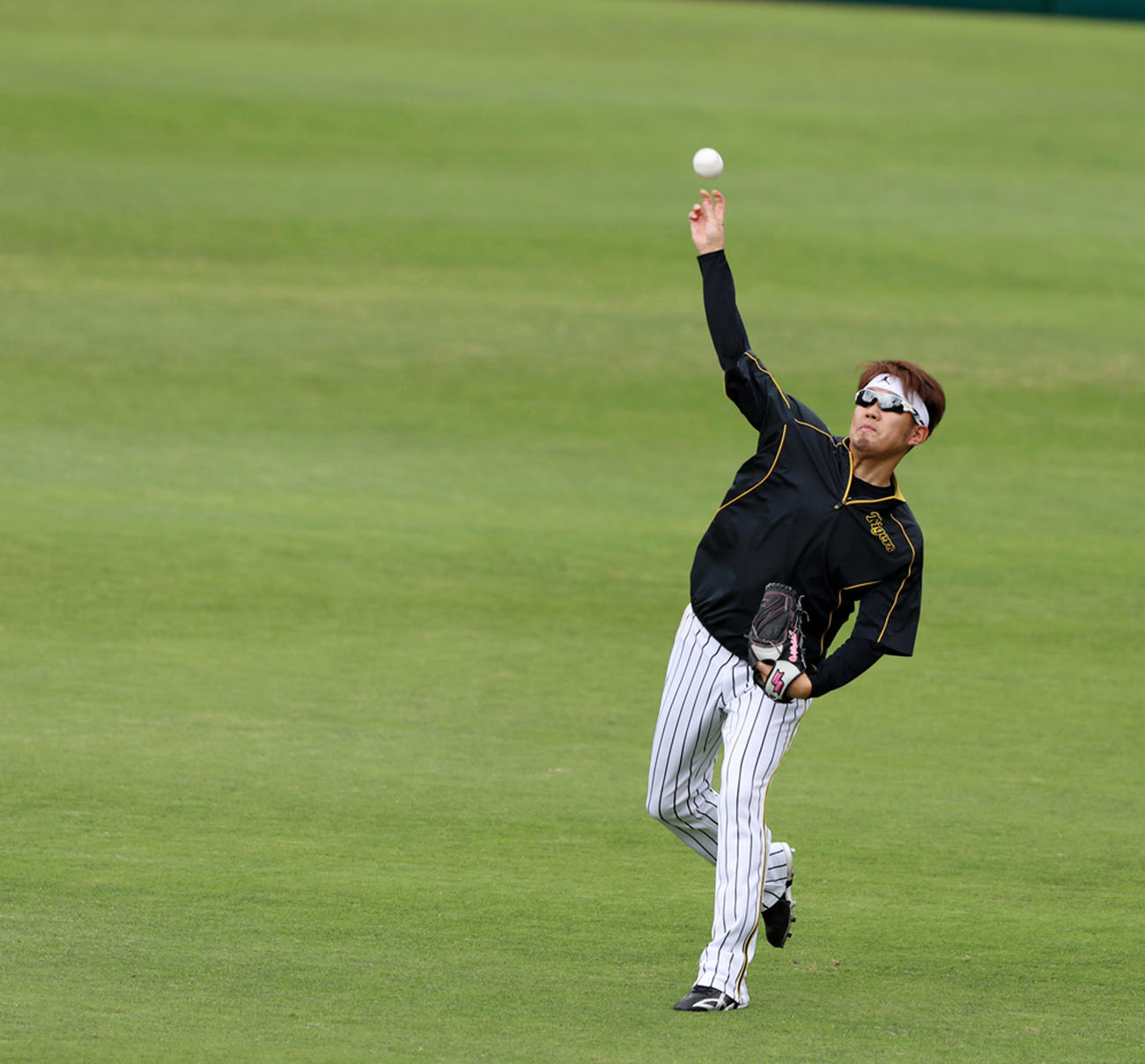 阪神対中日　外野でキャッチボールする西勇（撮影・加藤哉）