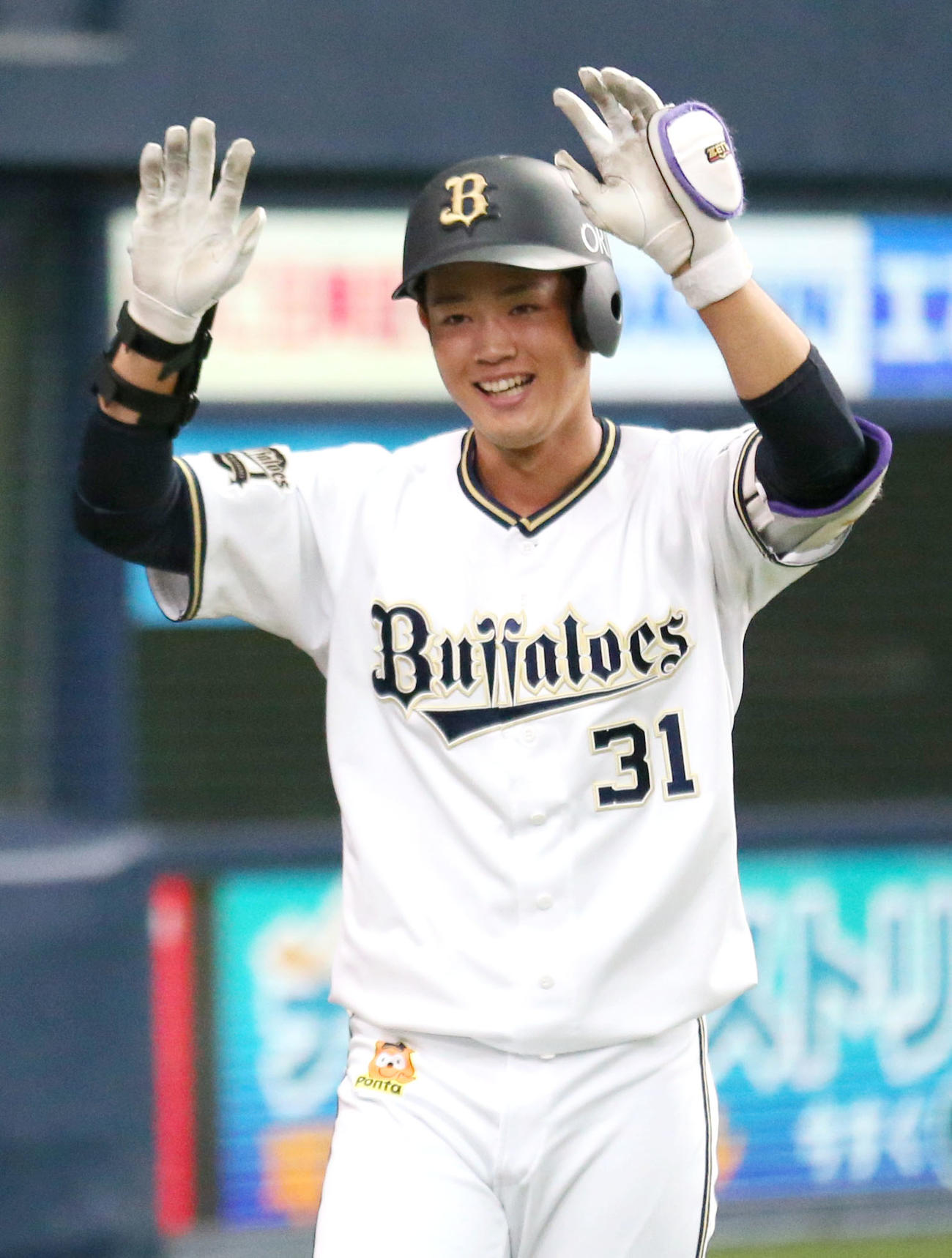 オリックス対ソフトバンク　3回裏オリックス無死、太田は左越え本塁打を放ちベンチの出迎えに笑顔でエアタッチ（撮影・上山淳一）