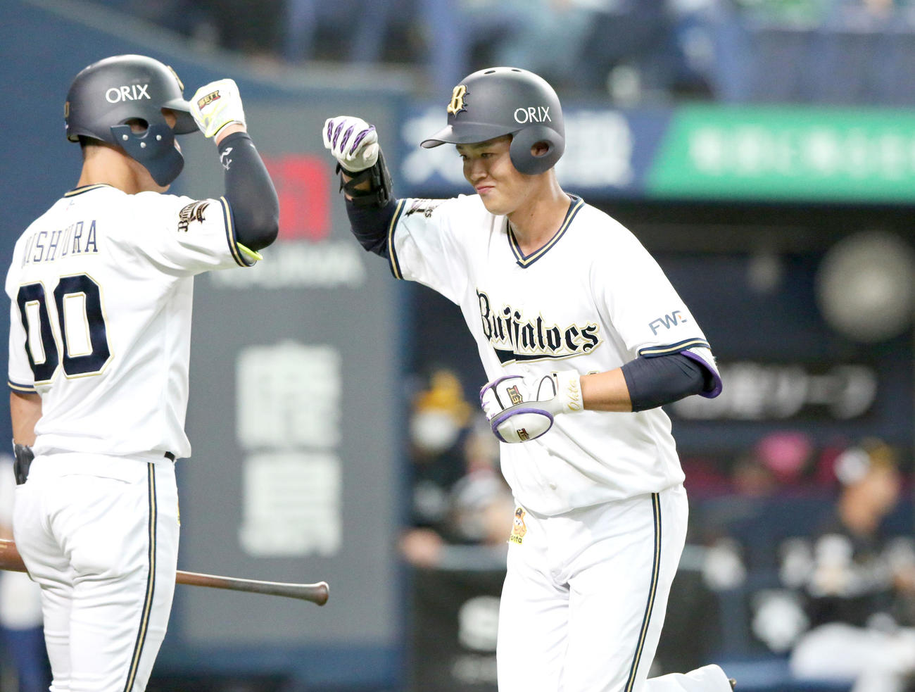 オリックス対ソフトバンク　3回裏オリックス無死、太田は同点の左越え本塁打を放ち出迎えにエアエルボータッチ（撮影・上山淳一）