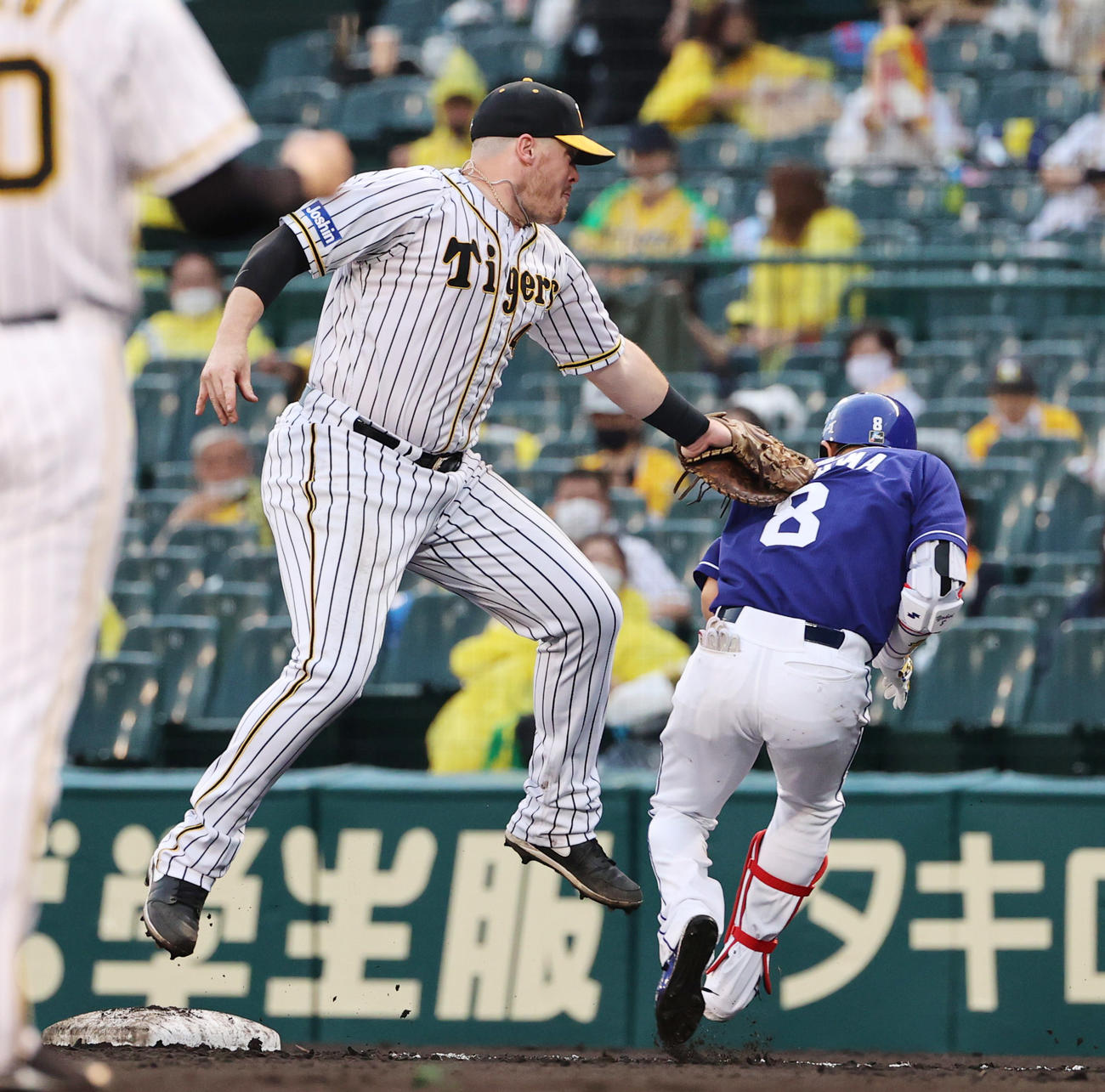 阪神対中日　3回表中日1死、大島の三塁へのゴロで一塁送球がそれるも、ボーアがジャンプで捕球しタッチする（撮影・清水貴仁）