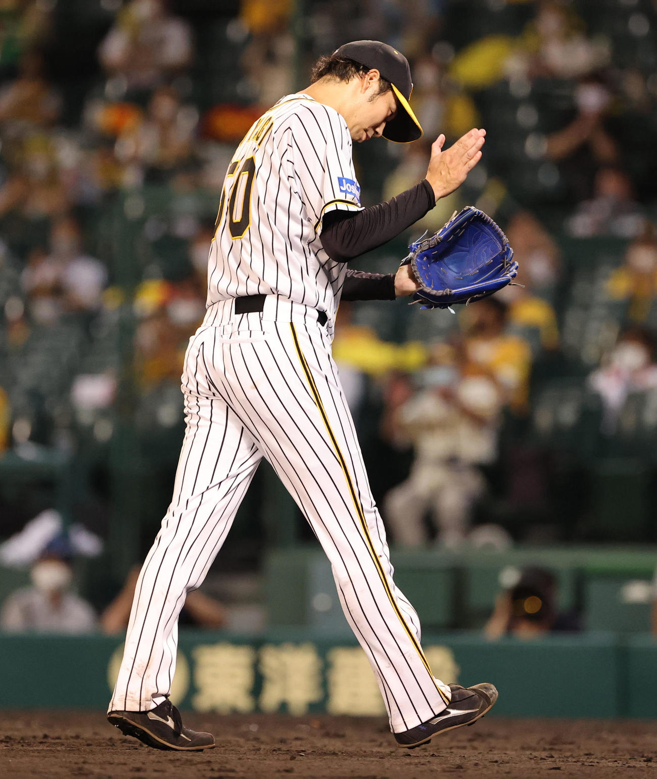 阪神対中日　7回表中日2死二塁、京田陽太を三ゴロに抑えグラブをたたく青柳晃洋（撮影・清水貴仁）