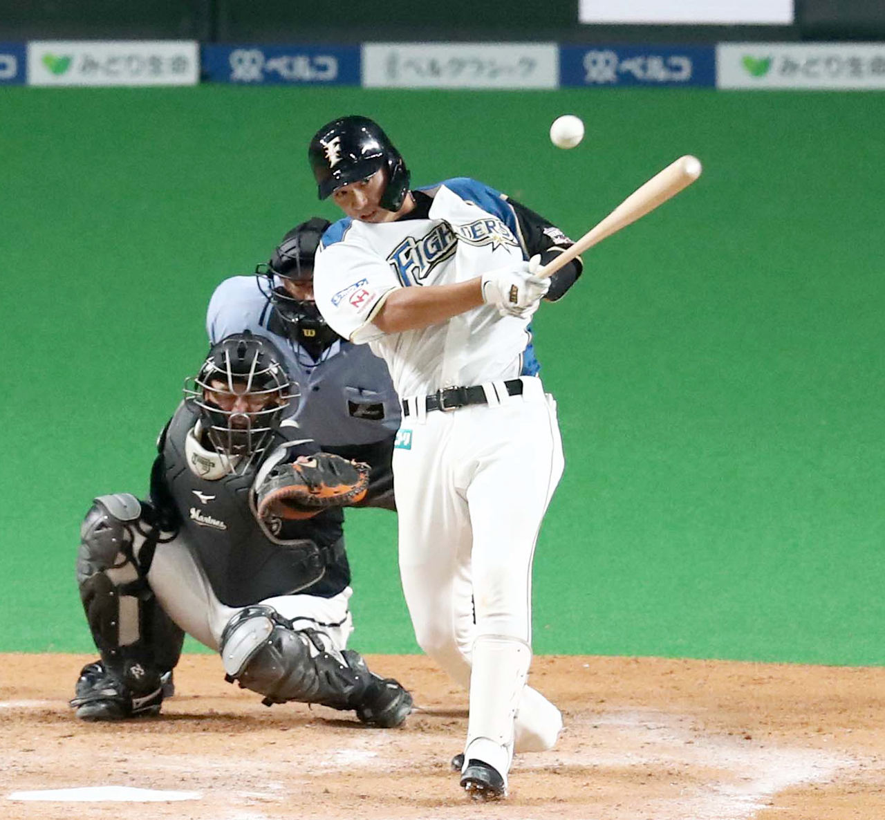 4回裏日本ハム2死三塁、左前適時打を放つ石川亮（撮影・黒川智章）
