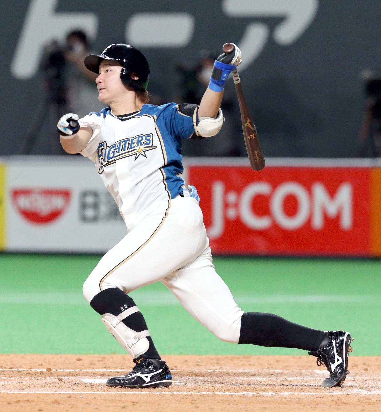 日本ハム対ロッテ　4回裏日本ハム1死一、二塁、渡辺は勝ち越しとなる適時二塁打を放つ（撮影・佐藤翔太）