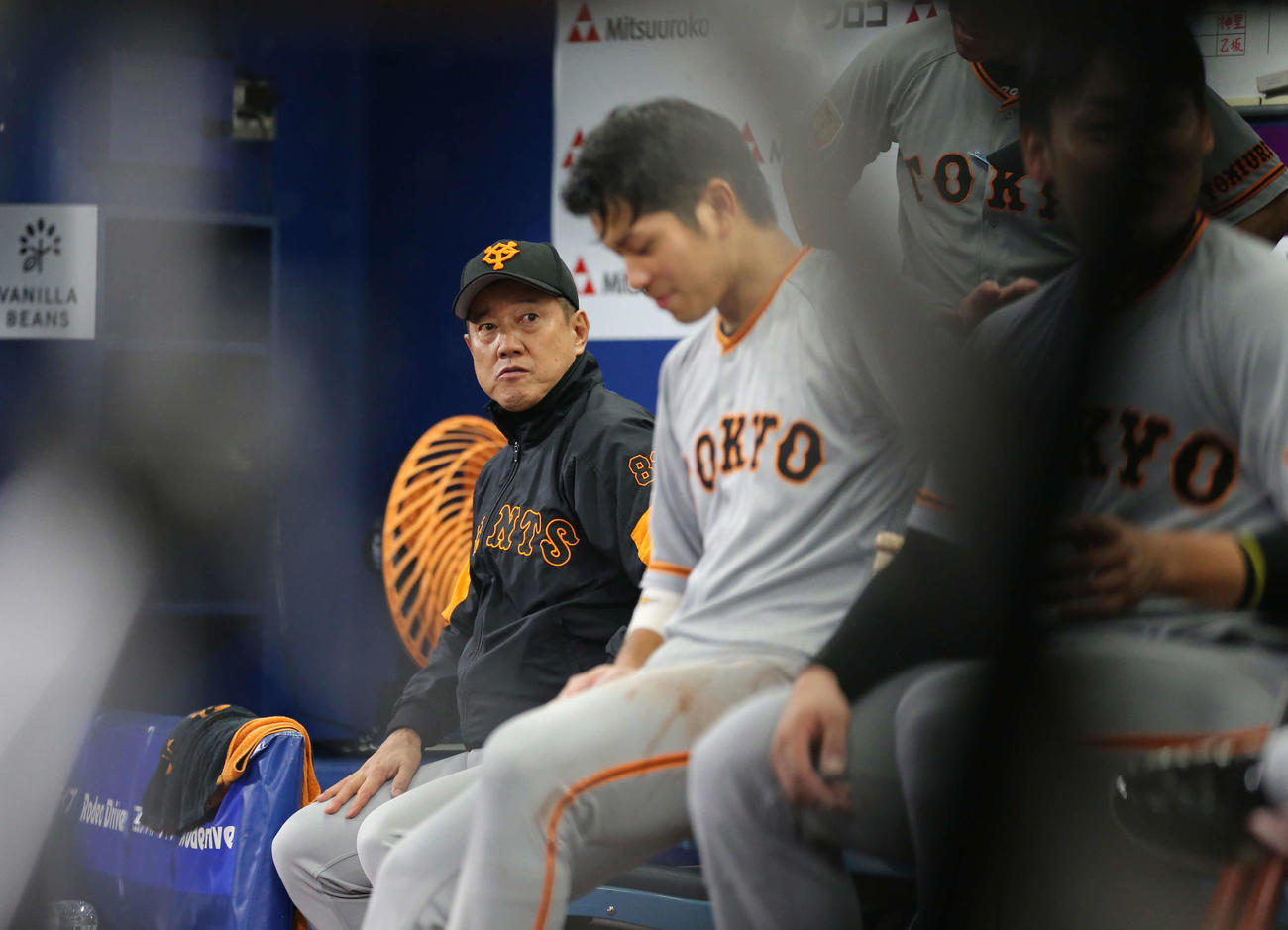 DeNA対巨人　6回裏を終え試合中断となり、ベンチで再開を待つ原監督（左）。右は大城（撮影・河野匠）