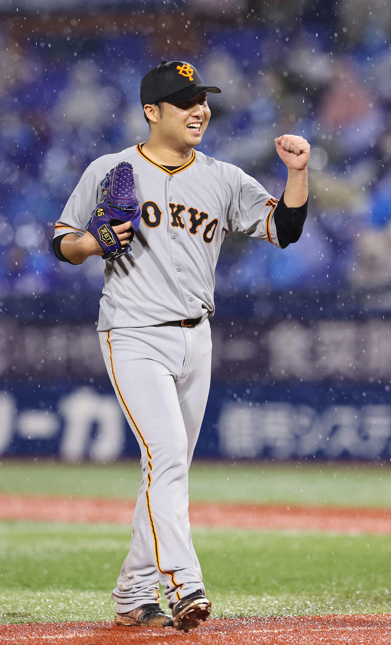 DeNA対巨人　5回裏DeNA2死一、二塁、ソトを投ゴロに仕留め笑顔でガッツポーズを見せる今村（撮影・河野匠）