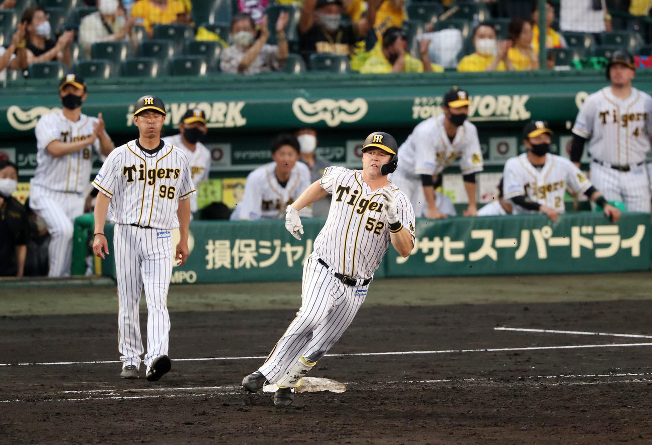 阪神対中日　3回裏阪神1死二、三塁、サンズは右越え適時二塁打を放つ（撮影・加藤哉）